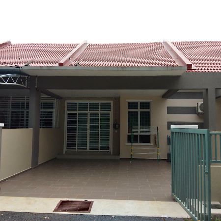 Z&M Homestay Jertih Bagian luar foto
