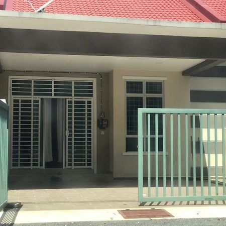 Z&M Homestay Jertih Bagian luar foto
