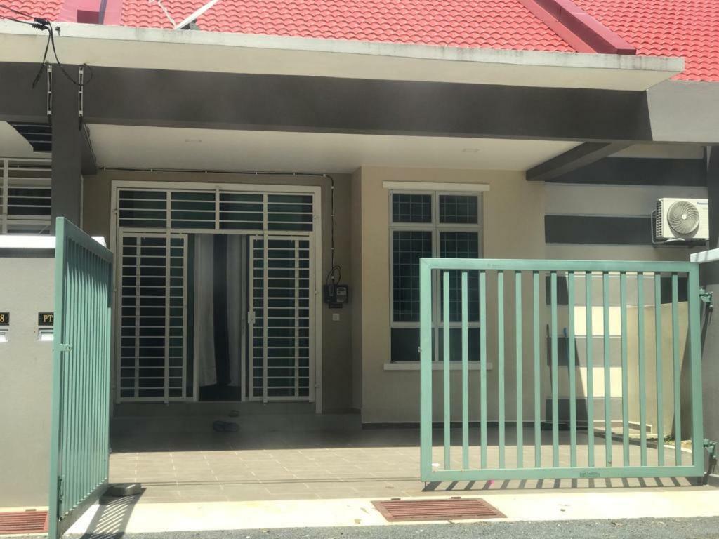 Z&M Homestay Jertih Bagian luar foto